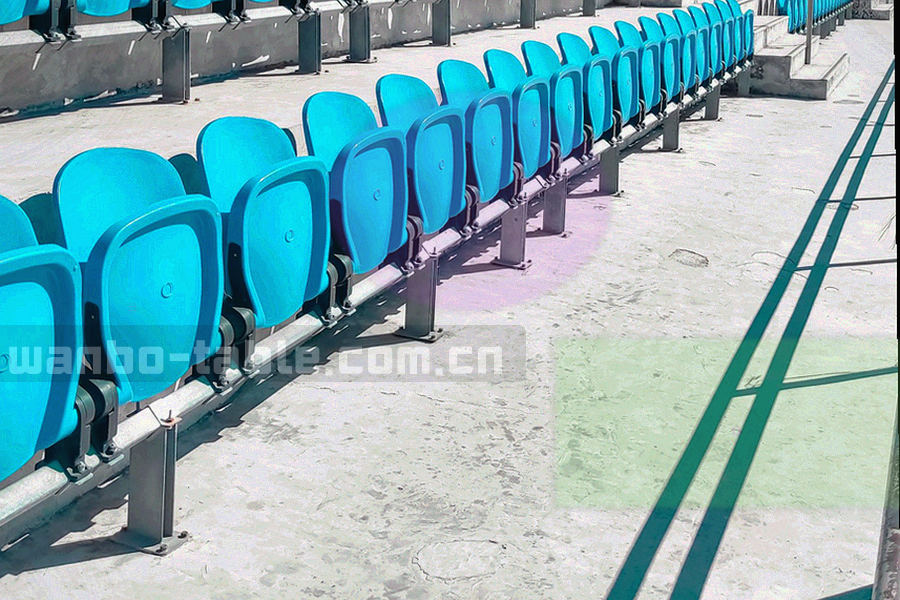 由等距柱体组成的抽象曲线图示，柱体由低到高排列，配色墨绿与鎏金
